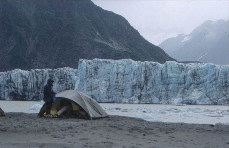 Zelten auf einer Gletschermoräne in Alaska 